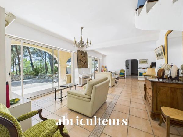 Maison d’architecte de 257 m² avec piscine et jardin arboré de 4 000 m²