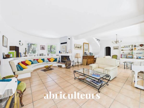 Maison d’architecte de 257 m² avec piscine et jardin arboré de 4 000 m²
