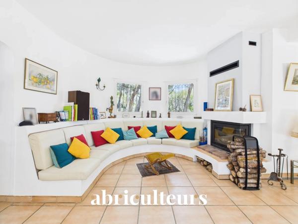 Maison d’architecte de 257 m² avec piscine et jardin arboré de 4 000 m²