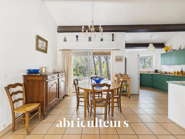 Maison d’architecte de 257 m² avec piscine et jardin arboré de 4 000 m²