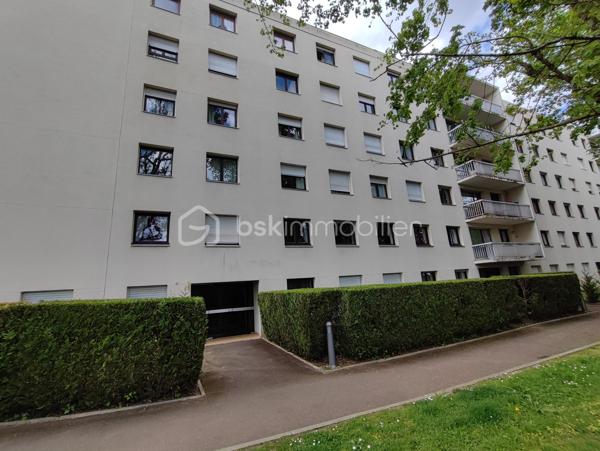 BSK IMMOBILIER Mr COULONGEAT William , vous propose en exclusivité un bel appartement de 4 pièces proche du Centre Ville .
Résidence  DOMAINE DE BRUNOY très recherchée entouré de verdure et très calme,
Appartement de 4 pièces au 1er étage avec ascenseur .
Deux places de parking et une cave complète ce bien
Une grande entrée avec placard , Une cuisine Aménagée , Double séjour , salon  de 36 m² donnant sur grand balcon de 11 m² exposition SUD / EST .
2 chambres , Une salle de Douche récente avec un espace Buanderie , Un WC indépendant 
Une grande cave complète ce bien.
Chaudière gaz individuel  
Rare sur le secteur
A voir rapidement ! VISITE POSSIBLE 7 JOURS / 7
VIDEO A VENIR
10 MINUTES A PIED DE LA GARE
Résidence Sécurisée avec GARDIEN