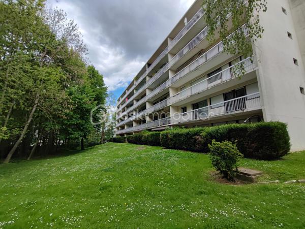 BSK IMMOBILIER Mr COULONGEAT William , vous propose en exclusivité un bel appartement de 4 pièces proche du Centre Ville .
Résidence  DOMAINE DE BRUNOY très recherchée entouré de verdure et très calme,
Appartement de 4 pièces au 1er étage avec ascenseur .
Deux places de parking et une cave complète ce bien
Une grande entrée avec placard , Une cuisine Aménagée , Double séjour , salon  de 36 m² donnant sur grand balcon de 11 m² exposition SUD / EST .
2 chambres , Une salle de Douche récente avec un espace Buanderie , Un WC indépendant 
Une grande cave complète ce bien.
Chaudière gaz individuel  
Rare sur le secteur
A voir rapidement ! VISITE POSSIBLE 7 JOURS / 7
VIDEO A VENIR
10 MINUTES A PIED DE LA GARE
Résidence Sécurisée avec GARDIEN