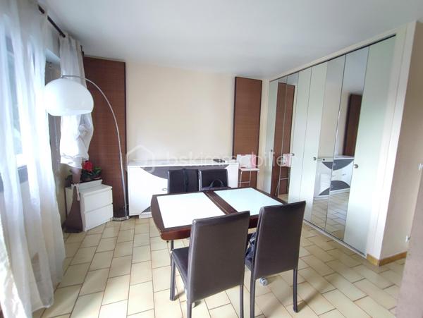 BSK IMMOBILIER Mr COULONGEAT William , vous propose en exclusivité un bel appartement de 4 pièces proche du Centre Ville .
Résidence  DOMAINE DE BRUNOY très recherchée entouré de verdure et très calme,
Appartement de 4 pièces au 1er étage avec ascenseur .
Deux places de parking et une cave complète ce bien
Une grande entrée avec placard , Une cuisine Aménagée , Double séjour , salon  de 36 m² donnant sur grand balcon de 11 m² exposition SUD / EST .
2 chambres , Une salle de Douche récente avec un espace Buanderie , Un WC indépendant 
Une grande cave complète ce bien.
Chaudière gaz individuel  
Rare sur le secteur
A voir rapidement ! VISITE POSSIBLE 7 JOURS / 7
VIDEO A VENIR
10 MINUTES A PIED DE LA GARE
Résidence Sécurisée avec GARDIEN