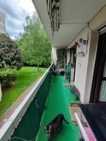 BSK IMMOBILIER Mr COULONGEAT William , vous propose en exclusivité un bel appartement de 4 pièces proche du Centre Ville .
Résidence  DOMAINE DE BRUNOY très recherchée entouré de verdure et très calme,
Appartement de 4 pièces au 1er étage avec ascenseur .
Deux places de parking et une cave complète ce bien
Une grande entrée avec placard , Une cuisine Aménagée , Double séjour , salon  de 36 m² donnant sur grand balcon de 11 m² exposition SUD / EST .
2 chambres , Une salle de Douche récente avec un espace Buanderie , Un WC indépendant 
Une grande cave complète ce bien.
Chaudière gaz individuel  
Rare sur le secteur
A voir rapidement ! VISITE POSSIBLE 7 JOURS / 7
VIDEO A VENIR
10 MINUTES A PIED DE LA GARE
Résidence Sécurisée avec GARDIEN