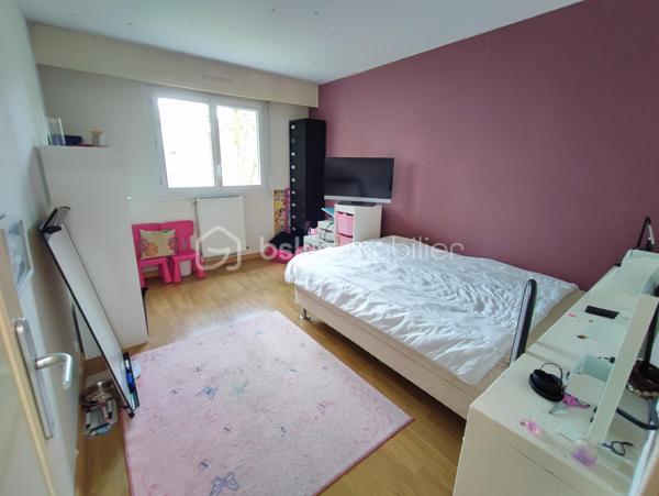 BSK IMMOBILIER Mr COULONGEAT William , vous propose en exclusivité un bel appartement de 4 pièces proche du Centre Ville .
Résidence  DOMAINE DE BRUNOY très recherchée entouré de verdure et très calme,
Appartement de 4 pièces au 1er étage avec ascenseur .
Deux places de parking et une cave complète ce bien
Une grande entrée avec placard , Une cuisine Aménagée , Double séjour , salon  de 36 m² donnant sur grand balcon de 11 m² exposition SUD / EST .
2 chambres , Une salle de Douche récente avec un espace Buanderie , Un WC indépendant 
Une grande cave complète ce bien.
Chaudière gaz individuel  
Rare sur le secteur
A voir rapidement ! VISITE POSSIBLE 7 JOURS / 7
VIDEO A VENIR
10 MINUTES A PIED DE LA GARE
Résidence Sécurisée avec GARDIEN