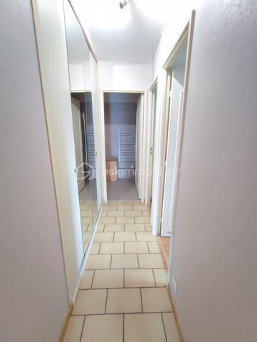 BSK IMMOBILIER Mr COULONGEAT William , vous propose en exclusivité un bel appartement de 4 pièces proche du Centre Ville .
Résidence  DOMAINE DE BRUNOY très recherchée entouré de verdure et très calme,
Appartement de 4 pièces au 1er étage avec ascenseur .
Deux places de parking et une cave complète ce bien
Une grande entrée avec placard , Une cuisine Aménagée , Double séjour , salon  de 36 m² donnant sur grand balcon de 11 m² exposition SUD / EST .
2 chambres , Une salle de Douche récente avec un espace Buanderie , Un WC indépendant 
Une grande cave complète ce bien.
Chaudière gaz individuel  
Rare sur le secteur
A voir rapidement ! VISITE POSSIBLE 7 JOURS / 7
VIDEO A VENIR
10 MINUTES A PIED DE LA GARE
Résidence Sécurisée avec GARDIEN