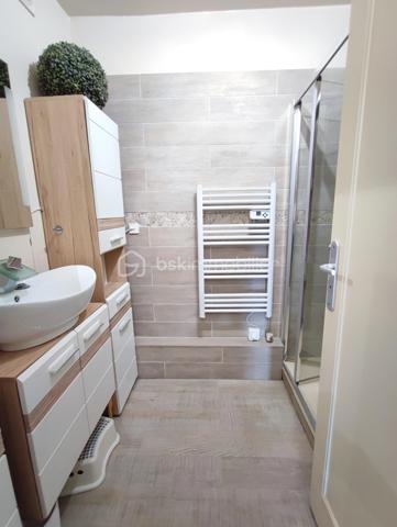 BSK IMMOBILIER Mr COULONGEAT William , vous propose en exclusivité un bel appartement de 4 pièces proche du Centre Ville .
Résidence  DOMAINE DE BRUNOY très recherchée entouré de verdure et très calme,
Appartement de 4 pièces au 1er étage avec ascenseur .
Deux places de parking et une cave complète ce bien
Une grande entrée avec placard , Une cuisine Aménagée , Double séjour , salon  de 36 m² donnant sur grand balcon de 11 m² exposition SUD / EST .
2 chambres , Une salle de Douche récente avec un espace Buanderie , Un WC indépendant 
Une grande cave complète ce bien.
Chaudière gaz individuel  
Rare sur le secteur
A voir rapidement ! VISITE POSSIBLE 7 JOURS / 7
VIDEO A VENIR
10 MINUTES A PIED DE LA GARE
Résidence Sécurisée avec GARDIEN