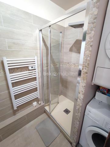 BSK IMMOBILIER Mr COULONGEAT William , vous propose en exclusivité un bel appartement de 4 pièces proche du Centre Ville .
Résidence  DOMAINE DE BRUNOY très recherchée entouré de verdure et très calme,
Appartement de 4 pièces au 1er étage avec ascenseur .
Deux places de parking et une cave complète ce bien
Une grande entrée avec placard , Une cuisine Aménagée , Double séjour , salon  de 36 m² donnant sur grand balcon de 11 m² exposition SUD / EST .
2 chambres , Une salle de Douche récente avec un espace Buanderie , Un WC indépendant 
Une grande cave complète ce bien.
Chaudière gaz individuel  
Rare sur le secteur
A voir rapidement ! VISITE POSSIBLE 7 JOURS / 7
VIDEO A VENIR
10 MINUTES A PIED DE LA GARE
Résidence Sécurisée avec GARDIEN
