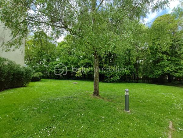 BSK IMMOBILIER Mr COULONGEAT William , vous propose en exclusivité un bel appartement de 4 pièces proche du Centre Ville .
Résidence  DOMAINE DE BRUNOY très recherchée entouré de verdure et très calme,
Appartement de 4 pièces au 1er étage avec ascenseur .
Deux places de parking et une cave complète ce bien
Une grande entrée avec placard , Une cuisine Aménagée , Double séjour , salon  de 36 m² donnant sur grand balcon de 11 m² exposition SUD / EST .
2 chambres , Une salle de Douche récente avec un espace Buanderie , Un WC indépendant 
Une grande cave complète ce bien.
Chaudière gaz individuel  
Rare sur le secteur
A voir rapidement ! VISITE POSSIBLE 7 JOURS / 7
VIDEO A VENIR
10 MINUTES A PIED DE LA GARE
Résidence Sécurisée avec GARDIEN