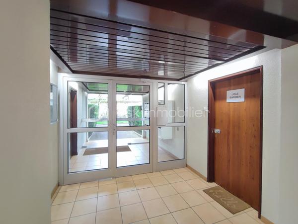 BSK IMMOBILIER Mr COULONGEAT William , vous propose en exclusivité un bel appartement de 4 pièces proche du Centre Ville .
Résidence  DOMAINE DE BRUNOY très recherchée entouré de verdure et très calme,
Appartement de 4 pièces au 1er étage avec ascenseur .
Deux places de parking et une cave complète ce bien
Une grande entrée avec placard , Une cuisine Aménagée , Double séjour , salon  de 36 m² donnant sur grand balcon de 11 m² exposition SUD / EST .
2 chambres , Une salle de Douche récente avec un espace Buanderie , Un WC indépendant 
Une grande cave complète ce bien.
Chaudière gaz individuel  
Rare sur le secteur
A voir rapidement ! VISITE POSSIBLE 7 JOURS / 7
VIDEO A VENIR
10 MINUTES A PIED DE LA GARE
Résidence Sécurisée avec GARDIEN