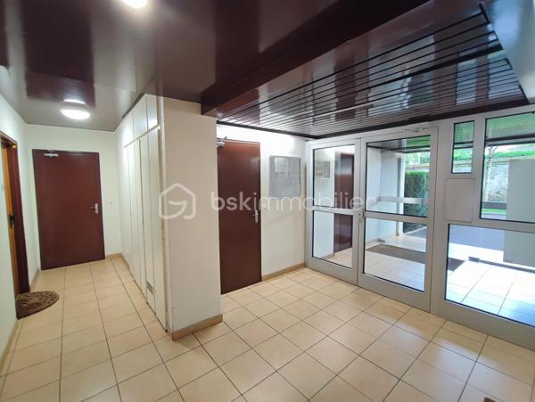 BSK IMMOBILIER Mr COULONGEAT William , vous propose en exclusivité un bel appartement de 4 pièces proche du Centre Ville .
Résidence  DOMAINE DE BRUNOY très recherchée entouré de verdure et très calme,
Appartement de 4 pièces au 1er étage avec ascenseur .
Deux places de parking et une cave complète ce bien
Une grande entrée avec placard , Une cuisine Aménagée , Double séjour , salon  de 36 m² donnant sur grand balcon de 11 m² exposition SUD / EST .
2 chambres , Une salle de Douche récente avec un espace Buanderie , Un WC indépendant 
Une grande cave complète ce bien.
Chaudière gaz individuel  
Rare sur le secteur
A voir rapidement ! VISITE POSSIBLE 7 JOURS / 7
VIDEO A VENIR
10 MINUTES A PIED DE LA GARE
Résidence Sécurisée avec GARDIEN