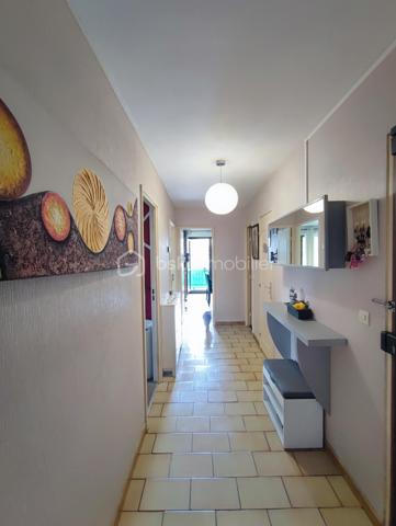 BSK IMMOBILIER Mr COULONGEAT William , vous propose en exclusivité un bel appartement de 4 pièces proche du Centre Ville .
Résidence  DOMAINE DE BRUNOY très recherchée entouré de verdure et très calme,
Appartement de 4 pièces au 1er étage avec ascenseur .
Deux places de parking et une cave complète ce bien
Une grande entrée avec placard , Une cuisine Aménagée , Double séjour , salon  de 36 m² donnant sur grand balcon de 11 m² exposition SUD / EST .
2 chambres , Une salle de Douche récente avec un espace Buanderie , Un WC indépendant 
Une grande cave complète ce bien.
Chaudière gaz individuel  
Rare sur le secteur
A voir rapidement ! VISITE POSSIBLE 7 JOURS / 7
VIDEO A VENIR
10 MINUTES A PIED DE LA GARE
Résidence Sécurisée avec GARDIEN