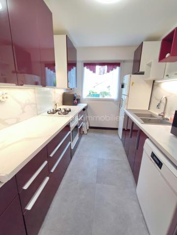 BSK IMMOBILIER Mr COULONGEAT William , vous propose en exclusivité un bel appartement de 4 pièces proche du Centre Ville .
Résidence  DOMAINE DE BRUNOY très recherchée entouré de verdure et très calme,
Appartement de 4 pièces au 1er étage avec ascenseur .
Deux places de parking et une cave complète ce bien
Une grande entrée avec placard , Une cuisine Aménagée , Double séjour , salon  de 36 m² donnant sur grand balcon de 11 m² exposition SUD / EST .
2 chambres , Une salle de Douche récente avec un espace Buanderie , Un WC indépendant 
Une grande cave complète ce bien.
Chaudière gaz individuel  
Rare sur le secteur
A voir rapidement ! VISITE POSSIBLE 7 JOURS / 7
VIDEO A VENIR
10 MINUTES A PIED DE LA GARE
Résidence Sécurisée avec GARDIEN