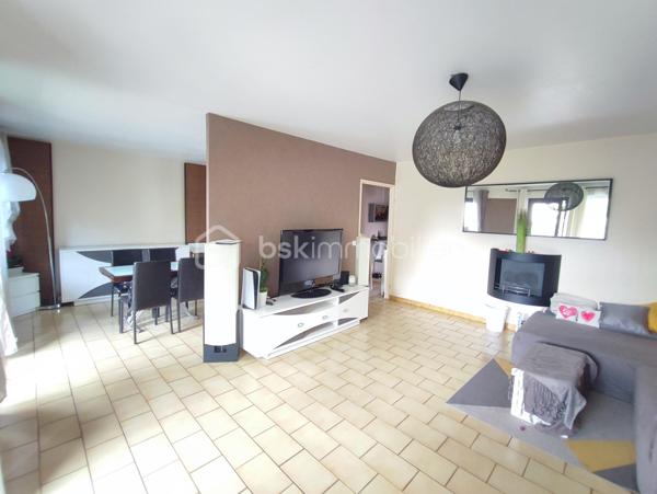 BSK IMMOBILIER Mr COULONGEAT William , vous propose en exclusivité un bel appartement de 4 pièces proche du Centre Ville .
Résidence  DOMAINE DE BRUNOY très recherchée entouré de verdure et très calme,
Appartement de 4 pièces au 1er étage avec ascenseur .
Deux places de parking et une cave complète ce bien
Une grande entrée avec placard , Une cuisine Aménagée , Double séjour , salon  de 36 m² donnant sur grand balcon de 11 m² exposition SUD / EST .
2 chambres , Une salle de Douche récente avec un espace Buanderie , Un WC indépendant 
Une grande cave complète ce bien.
Chaudière gaz individuel  
Rare sur le secteur
A voir rapidement ! VISITE POSSIBLE 7 JOURS / 7
VIDEO A VENIR
10 MINUTES A PIED DE LA GARE
Résidence Sécurisée avec GARDIEN