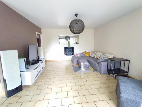 BSK IMMOBILIER Mr COULONGEAT William , vous propose en exclusivité un bel appartement de 4 pièces proche du Centre Ville .
Résidence  DOMAINE DE BRUNOY très recherchée entouré de verdure et très calme,
Appartement de 4 pièces au 1er étage avec ascenseur .
Deux places de parking et une cave complète ce bien
Une grande entrée avec placard , Une cuisine Aménagée , Double séjour , salon  de 36 m² donnant sur grand balcon de 11 m² exposition SUD / EST .
2 chambres , Une salle de Douche récente avec un espace Buanderie , Un WC indépendant 
Une grande cave complète ce bien.
Chaudière gaz individuel  
Rare sur le secteur
A voir rapidement ! VISITE POSSIBLE 7 JOURS / 7
VIDEO A VENIR
10 MINUTES A PIED DE LA GARE
Résidence Sécurisée avec GARDIEN