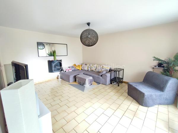 BSK IMMOBILIER Mr COULONGEAT William , vous propose en exclusivité un bel appartement de 4 pièces proche du Centre Ville .
Résidence  DOMAINE DE BRUNOY très recherchée entouré de verdure et très calme,
Appartement de 4 pièces au 1er étage avec ascenseur .
Deux places de parking et une cave complète ce bien
Une grande entrée avec placard , Une cuisine Aménagée , Double séjour , salon  de 36 m² donnant sur grand balcon de 11 m² exposition SUD / EST .
2 chambres , Une salle de Douche récente avec un espace Buanderie , Un WC indépendant 
Une grande cave complète ce bien.
Chaudière gaz individuel  
Rare sur le secteur
A voir rapidement ! VISITE POSSIBLE 7 JOURS / 7
VIDEO A VENIR
10 MINUTES A PIED DE LA GARE
Résidence Sécurisée avec GARDIEN