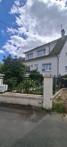 À vendre, superbe maison familiale de 6 pièces, nichée au cœur d’un grand jardin paysagé.
Cette demeure élégante dispose  d’un portail électrique, d’un garage double pouvant accueillir deux voitures, ainsi qu’un vaste salon baigné de lumière, une salle à manger conviviale, d’une cuisine séparée, 5 chambres, une sdb, 3 wc. 
Située dans un quartier très prisé, à proximité immédiate des commerces et des transports, cette propriété rare conjugue raffinement, espace et sérénité. 
Prenez rendez-vous pour une visite privée et laissez-vous séduire par ce havre de paix. »

A 255000€
