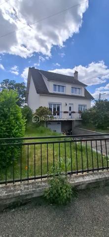 À vendre, superbe maison familiale de 6 pièces, nichée au cœur d’un grand jardin paysagé.
Cette demeure élégante dispose  d’un portail électrique, d’un garage double pouvant accueillir deux voitures, ainsi qu’un vaste salon baigné de lumière, une salle à manger conviviale, d’une cuisine séparée, 5 chambres, une sdb, 3 wc. 
Située dans un quartier très prisé, à proximité immédiate des commerces et des transports, cette propriété rare conjugue raffinement, espace et sérénité. 
Prenez rendez-vous pour une visite privée et laissez-vous séduire par ce havre de paix. »

A 255000€