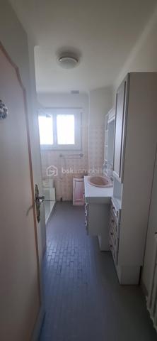 À vendre, superbe maison familiale de 6 pièces, nichée au cœur d’un grand jardin paysagé.
Cette demeure élégante dispose  d’un portail électrique, d’un garage double pouvant accueillir deux voitures, ainsi qu’un vaste salon baigné de lumière, une salle à manger conviviale, d’une cuisine séparée, 5 chambres, une sdb, 3 wc. 
Située dans un quartier très prisé, à proximité immédiate des commerces et des transports, cette propriété rare conjugue raffinement, espace et sérénité. 
Prenez rendez-vous pour une visite privée et laissez-vous séduire par ce havre de paix. »

A 255000€
