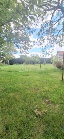 À vendre, superbe maison familiale de 6 pièces, nichée au cœur d’un grand jardin paysagé.
Cette demeure élégante dispose  d’un portail électrique, d’un garage double pouvant accueillir deux voitures, ainsi qu’un vaste salon baigné de lumière, une salle à manger conviviale, d’une cuisine séparée, 5 chambres, une sdb, 3 wc. 
Située dans un quartier très prisé, à proximité immédiate des commerces et des transports, cette propriété rare conjugue raffinement, espace et sérénité. 
Prenez rendez-vous pour une visite privée et laissez-vous séduire par ce havre de paix. »

A 255000€