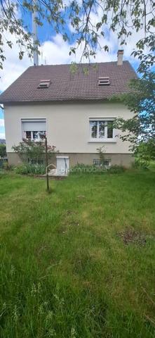 À vendre, superbe maison familiale de 6 pièces, nichée au cœur d’un grand jardin paysagé.
Cette demeure élégante dispose  d’un portail électrique, d’un garage double pouvant accueillir deux voitures, ainsi qu’un vaste salon baigné de lumière, une salle à manger conviviale, d’une cuisine séparée, 5 chambres, une sdb, 3 wc. 
Située dans un quartier très prisé, à proximité immédiate des commerces et des transports, cette propriété rare conjugue raffinement, espace et sérénité. 
Prenez rendez-vous pour une visite privée et laissez-vous séduire par ce havre de paix. »

A 255000€