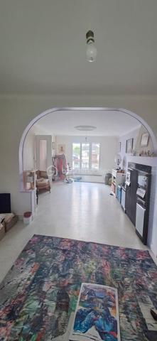 À vendre, superbe maison familiale de 6 pièces, nichée au cœur d’un grand jardin paysagé.
Cette demeure élégante dispose  d’un portail électrique, d’un garage double pouvant accueillir deux voitures, ainsi qu’un vaste salon baigné de lumière, une salle à manger conviviale, d’une cuisine séparée, 5 chambres, une sdb, 3 wc. 
Située dans un quartier très prisé, à proximité immédiate des commerces et des transports, cette propriété rare conjugue raffinement, espace et sérénité. 
Prenez rendez-vous pour une visite privée et laissez-vous séduire par ce havre de paix. »

A 255000€
