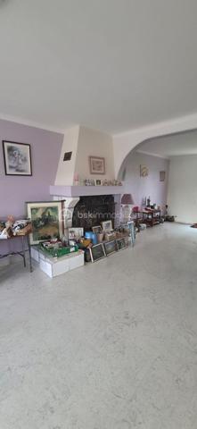 À vendre, superbe maison familiale de 6 pièces, nichée au cœur d’un grand jardin paysagé.
Cette demeure élégante dispose  d’un portail électrique, d’un garage double pouvant accueillir deux voitures, ainsi qu’un vaste salon baigné de lumière, une salle à manger conviviale, d’une cuisine séparée, 5 chambres, une sdb, 3 wc. 
Située dans un quartier très prisé, à proximité immédiate des commerces et des transports, cette propriété rare conjugue raffinement, espace et sérénité. 
Prenez rendez-vous pour une visite privée et laissez-vous séduire par ce havre de paix. »

A 255000€