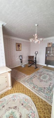 À vendre, superbe maison familiale de 6 pièces, nichée au cœur d’un grand jardin paysagé.
Cette demeure élégante dispose  d’un portail électrique, d’un garage double pouvant accueillir deux voitures, ainsi qu’un vaste salon baigné de lumière, une salle à manger conviviale, d’une cuisine séparée, 5 chambres, une sdb, 3 wc. 
Située dans un quartier très prisé, à proximité immédiate des commerces et des transports, cette propriété rare conjugue raffinement, espace et sérénité. 
Prenez rendez-vous pour une visite privée et laissez-vous séduire par ce havre de paix. »

A 255000€