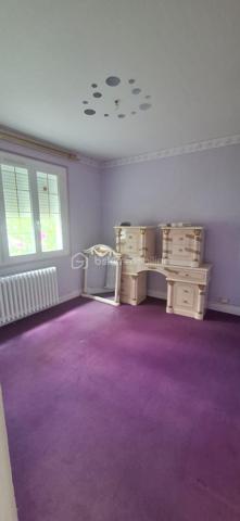 À vendre, superbe maison familiale de 6 pièces, nichée au cœur d’un grand jardin paysagé.
Cette demeure élégante dispose  d’un portail électrique, d’un garage double pouvant accueillir deux voitures, ainsi qu’un vaste salon baigné de lumière, une salle à manger conviviale, d’une cuisine séparée, 5 chambres, une sdb, 3 wc. 
Située dans un quartier très prisé, à proximité immédiate des commerces et des transports, cette propriété rare conjugue raffinement, espace et sérénité. 
Prenez rendez-vous pour une visite privée et laissez-vous séduire par ce havre de paix. »

A 255000€