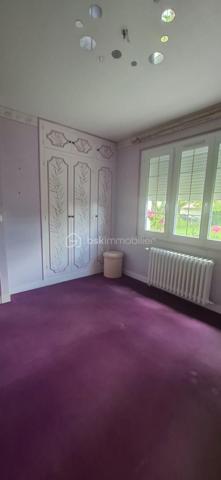 À vendre, superbe maison familiale de 6 pièces, nichée au cœur d’un grand jardin paysagé.
Cette demeure élégante dispose  d’un portail électrique, d’un garage double pouvant accueillir deux voitures, ainsi qu’un vaste salon baigné de lumière, une salle à manger conviviale, d’une cuisine séparée, 5 chambres, une sdb, 3 wc. 
Située dans un quartier très prisé, à proximité immédiate des commerces et des transports, cette propriété rare conjugue raffinement, espace et sérénité. 
Prenez rendez-vous pour une visite privée et laissez-vous séduire par ce havre de paix. »

A 255000€