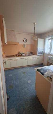 À vendre, superbe maison familiale de 6 pièces, nichée au cœur d’un grand jardin paysagé.
Cette demeure élégante dispose  d’un portail électrique, d’un garage double pouvant accueillir deux voitures, ainsi qu’un vaste salon baigné de lumière, une salle à manger conviviale, d’une cuisine séparée, 5 chambres, une sdb, 3 wc. 
Située dans un quartier très prisé, à proximité immédiate des commerces et des transports, cette propriété rare conjugue raffinement, espace et sérénité. 
Prenez rendez-vous pour une visite privée et laissez-vous séduire par ce havre de paix. »

A 255000€
