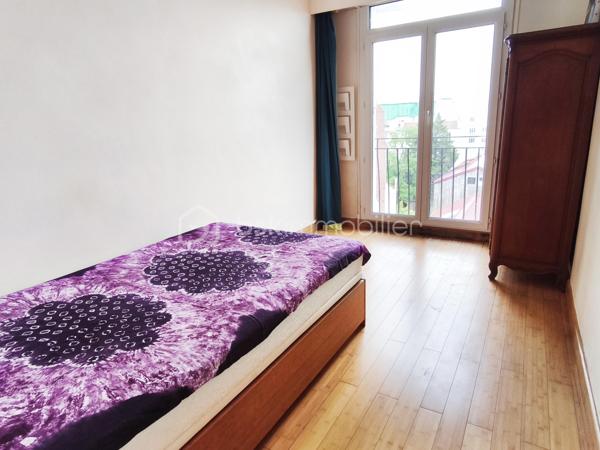 Au 6e et dernier étage avec ascenseur d’un immeuble en pierre de taille de la fin des années 50, possibilité rare d’acquérir deux appartements mitoyens afin de créer un vaste appartement familial d’environ 104 m². Anciennement réunis et exploités comme un seul logement, les deux biens ont été redivisés pour la vente. Leur configuration permet aujourd’hui de retrouver facilement un grand espace de vie familial bénéficiant d’une double exposition nord-est / sud-ouest, d’une belle luminosité, d’une agréable circulation traversante avec une véritable sensation d’espace grâce à son étage élevé et à l’absence de vis-à-vis direct.
Les appartements étant également proposés séparément, cette opportunité reste par nature temporaire.

Côté sud-ouest / côté cour, les pièces offrent une vue particulièrement dégagée jusqu’à la Tour Eiffel et La Défense. Côté nord-est / côté rue, la vue est également dégagée, l’appartement est calme sur ses 2 facades (rue peu passante) dans un environnement résidentiel recherché.

La configuration actuelle permet d’envisager :
• un double séjour : salon d’un côté, salle à manger de l’autre avec balcon de chaque côté.
• 4 chambres indépendantes desservies deux par deux par un couloir (possibilité 3 chambres + bureau ou 3 chambres dont une grande suite parentale avec SdB attenante )
• 2 salles de bains.
• 2 WC indépendants.
• une cuisine indépendante.
• une buanderie / dressing.
• de nombreux rangements et placards.

Des travaux de rénovation sont à prévoir afin de moderniser l’ensemble, mais les fondamentaux sont particulièrement recherchés : dernier étage avec ascenseur, appartement traversant, luminosité, extérieurs, vues dégagées et fort potentiel de valorisation. Les parquets existants pourront notamment être conservés et mis en valeur.
Des suggestions de rénovation virtuelle permettent de mieux se projeter dans les espaces et les possibilités d’aménagement.
Chauffage central et eau chaude collectifs inclus dans les charges.
Deux caves et un parking complètent l’ensemble.

Situé rue du Révérend Père Christian Gilbert, à proximité immédiate du carrefour des Bourguignons, l’ensemble bénéficie d’un environnement vivant et résidentiel apprécié pour sa qualité de vie, ses commerces, ses transports et ses écoles (maternelle et élémentaire à 2’, collège - sectorisation Truffaut - à 10’).

Métro Les Agnettes (ligne 13) à environ 500 m, gare de Bois-Colombes permettant de rejoindre Saint-Lazare rapidement, accès facilité à La Défense via le bus 178.