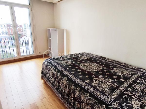 Au 6e et dernier étage avec ascenseur d’un immeuble en pierre de taille de la fin des années 50, possibilité rare d’acquérir deux appartements mitoyens afin de créer un vaste appartement familial d’environ 104 m². Anciennement réunis et exploités comme un seul logement, les deux biens ont été redivisés pour la vente. Leur configuration permet aujourd’hui de retrouver facilement un grand espace de vie familial bénéficiant d’une double exposition nord-est / sud-ouest, d’une belle luminosité, d’une agréable circulation traversante avec une véritable sensation d’espace grâce à son étage élevé et à l’absence de vis-à-vis direct.
Les appartements étant également proposés séparément, cette opportunité reste par nature temporaire.

Côté sud-ouest / côté cour, les pièces offrent une vue particulièrement dégagée jusqu’à la Tour Eiffel et La Défense. Côté nord-est / côté rue, la vue est également dégagée, l’appartement est calme sur ses 2 facades (rue peu passante) dans un environnement résidentiel recherché.

La configuration actuelle permet d’envisager :
• un double séjour : salon d’un côté, salle à manger de l’autre avec balcon de chaque côté.
• 4 chambres indépendantes desservies deux par deux par un couloir (possibilité 3 chambres + bureau ou 3 chambres dont une grande suite parentale avec SdB attenante )
• 2 salles de bains.
• 2 WC indépendants.
• une cuisine indépendante.
• une buanderie / dressing.
• de nombreux rangements et placards.

Des travaux de rénovation sont à prévoir afin de moderniser l’ensemble, mais les fondamentaux sont particulièrement recherchés : dernier étage avec ascenseur, appartement traversant, luminosité, extérieurs, vues dégagées et fort potentiel de valorisation. Les parquets existants pourront notamment être conservés et mis en valeur.
Des suggestions de rénovation virtuelle permettent de mieux se projeter dans les espaces et les possibilités d’aménagement.
Chauffage central et eau chaude collectifs inclus dans les charges.
Deux caves et un parking complètent l’ensemble.

Situé rue du Révérend Père Christian Gilbert, à proximité immédiate du carrefour des Bourguignons, l’ensemble bénéficie d’un environnement vivant et résidentiel apprécié pour sa qualité de vie, ses commerces, ses transports et ses écoles (maternelle et élémentaire à 2’, collège - sectorisation Truffaut - à 10’).

Métro Les Agnettes (ligne 13) à environ 500 m, gare de Bois-Colombes permettant de rejoindre Saint-Lazare rapidement, accès facilité à La Défense via le bus 178.