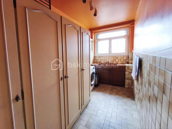 Au 6e et dernier étage avec ascenseur d’un immeuble en pierre de taille de la fin des années 50, possibilité rare d’acquérir deux appartements mitoyens afin de créer un vaste appartement familial d’environ 104 m². Anciennement réunis et exploités comme un seul logement, les deux biens ont été redivisés pour la vente. Leur configuration permet aujourd’hui de retrouver facilement un grand espace de vie familial bénéficiant d’une double exposition nord-est / sud-ouest, d’une belle luminosité, d’une agréable circulation traversante avec une véritable sensation d’espace grâce à son étage élevé et à l’absence de vis-à-vis direct.
Les appartements étant également proposés séparément, cette opportunité reste par nature temporaire.

Côté sud-ouest / côté cour, les pièces offrent une vue particulièrement dégagée jusqu’à la Tour Eiffel et La Défense. Côté nord-est / côté rue, la vue est également dégagée, l’appartement est calme sur ses 2 facades (rue peu passante) dans un environnement résidentiel recherché.

La configuration actuelle permet d’envisager :
• un double séjour : salon d’un côté, salle à manger de l’autre avec balcon de chaque côté.
• 4 chambres indépendantes desservies deux par deux par un couloir (possibilité 3 chambres + bureau ou 3 chambres dont une grande suite parentale avec SdB attenante )
• 2 salles de bains.
• 2 WC indépendants.
• une cuisine indépendante.
• une buanderie / dressing.
• de nombreux rangements et placards.

Des travaux de rénovation sont à prévoir afin de moderniser l’ensemble, mais les fondamentaux sont particulièrement recherchés : dernier étage avec ascenseur, appartement traversant, luminosité, extérieurs, vues dégagées et fort potentiel de valorisation. Les parquets existants pourront notamment être conservés et mis en valeur.
Des suggestions de rénovation virtuelle permettent de mieux se projeter dans les espaces et les possibilités d’aménagement.
Chauffage central et eau chaude collectifs inclus dans les charges.
Deux caves et un parking complètent l’ensemble.

Situé rue du Révérend Père Christian Gilbert, à proximité immédiate du carrefour des Bourguignons, l’ensemble bénéficie d’un environnement vivant et résidentiel apprécié pour sa qualité de vie, ses commerces, ses transports et ses écoles (maternelle et élémentaire à 2’, collège - sectorisation Truffaut - à 10’).

Métro Les Agnettes (ligne 13) à environ 500 m, gare de Bois-Colombes permettant de rejoindre Saint-Lazare rapidement, accès facilité à La Défense via le bus 178.