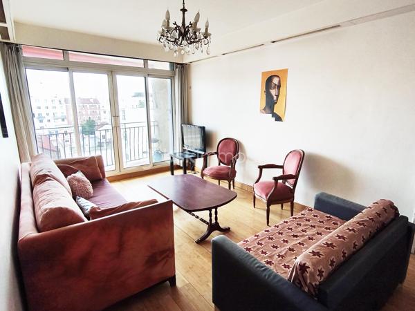 Au 6e et dernier étage avec ascenseur d’un immeuble en pierre de taille de la fin des années 50, possibilité rare d’acquérir deux appartements mitoyens afin de créer un vaste appartement familial d’environ 104 m². Anciennement réunis et exploités comme un seul logement, les deux biens ont été redivisés pour la vente. Leur configuration permet aujourd’hui de retrouver facilement un grand espace de vie familial bénéficiant d’une double exposition nord-est / sud-ouest, d’une belle luminosité, d’une agréable circulation traversante avec une véritable sensation d’espace grâce à son étage élevé et à l’absence de vis-à-vis direct.
Les appartements étant également proposés séparément, cette opportunité reste par nature temporaire.

Côté sud-ouest / côté cour, les pièces offrent une vue particulièrement dégagée jusqu’à la Tour Eiffel et La Défense. Côté nord-est / côté rue, la vue est également dégagée, l’appartement est calme sur ses 2 facades (rue peu passante) dans un environnement résidentiel recherché.

La configuration actuelle permet d’envisager :
• un double séjour : salon d’un côté, salle à manger de l’autre avec balcon de chaque côté.
• 4 chambres indépendantes desservies deux par deux par un couloir (possibilité 3 chambres + bureau ou 3 chambres dont une grande suite parentale avec SdB attenante )
• 2 salles de bains.
• 2 WC indépendants.
• une cuisine indépendante.
• une buanderie / dressing.
• de nombreux rangements et placards.

Des travaux de rénovation sont à prévoir afin de moderniser l’ensemble, mais les fondamentaux sont particulièrement recherchés : dernier étage avec ascenseur, appartement traversant, luminosité, extérieurs, vues dégagées et fort potentiel de valorisation. Les parquets existants pourront notamment être conservés et mis en valeur.
Des suggestions de rénovation virtuelle permettent de mieux se projeter dans les espaces et les possibilités d’aménagement.
Chauffage central et eau chaude collectifs inclus dans les charges.
Deux caves et un parking complètent l’ensemble.

Situé rue du Révérend Père Christian Gilbert, à proximité immédiate du carrefour des Bourguignons, l’ensemble bénéficie d’un environnement vivant et résidentiel apprécié pour sa qualité de vie, ses commerces, ses transports et ses écoles (maternelle et élémentaire à 2’, collège - sectorisation Truffaut - à 10’).

Métro Les Agnettes (ligne 13) à environ 500 m, gare de Bois-Colombes permettant de rejoindre Saint-Lazare rapidement, accès facilité à La Défense via le bus 178.