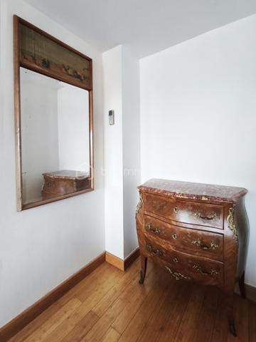 Au 6e et dernier étage avec ascenseur d’un immeuble en pierre de taille de la fin des années 50, possibilité rare d’acquérir deux appartements mitoyens afin de créer un vaste appartement familial d’environ 104 m². Anciennement réunis et exploités comme un seul logement, les deux biens ont été redivisés pour la vente. Leur configuration permet aujourd’hui de retrouver facilement un grand espace de vie familial bénéficiant d’une double exposition nord-est / sud-ouest, d’une belle luminosité, d’une agréable circulation traversante avec une véritable sensation d’espace grâce à son étage élevé et à l’absence de vis-à-vis direct.
Les appartements étant également proposés séparément, cette opportunité reste par nature temporaire.

Côté sud-ouest / côté cour, les pièces offrent une vue particulièrement dégagée jusqu’à la Tour Eiffel et La Défense. Côté nord-est / côté rue, la vue est également dégagée, l’appartement est calme sur ses 2 facades (rue peu passante) dans un environnement résidentiel recherché.

La configuration actuelle permet d’envisager :
• un double séjour : salon d’un côté, salle à manger de l’autre avec balcon de chaque côté.
• 4 chambres indépendantes desservies deux par deux par un couloir (possibilité 3 chambres + bureau ou 3 chambres dont une grande suite parentale avec SdB attenante )
• 2 salles de bains.
• 2 WC indépendants.
• une cuisine indépendante.
• une buanderie / dressing.
• de nombreux rangements et placards.

Des travaux de rénovation sont à prévoir afin de moderniser l’ensemble, mais les fondamentaux sont particulièrement recherchés : dernier étage avec ascenseur, appartement traversant, luminosité, extérieurs, vues dégagées et fort potentiel de valorisation. Les parquets existants pourront notamment être conservés et mis en valeur.
Des suggestions de rénovation virtuelle permettent de mieux se projeter dans les espaces et les possibilités d’aménagement.
Chauffage central et eau chaude collectifs inclus dans les charges.
Deux caves et un parking complètent l’ensemble.

Situé rue du Révérend Père Christian Gilbert, à proximité immédiate du carrefour des Bourguignons, l’ensemble bénéficie d’un environnement vivant et résidentiel apprécié pour sa qualité de vie, ses commerces, ses transports et ses écoles (maternelle et élémentaire à 2’, collège - sectorisation Truffaut - à 10’).

Métro Les Agnettes (ligne 13) à environ 500 m, gare de Bois-Colombes permettant de rejoindre Saint-Lazare rapidement, accès facilité à La Défense via le bus 178.