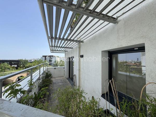 Découvrez ce très bel appartement de 81,5 m2 (Loi Carrez), expositions Est Sud et Ouest, refait à neuf, alliant prestations contemporaines (domotique), standing et luminosité exceptionnelle.
Il est situé dans une résidence sécurisée, quartier du Fort d'Issy les Moulineaux, dynamique et parfaitement adapté au bien être des familles.
Dès l'entrée vous serez séduits par ses volumes harmonieux et sa lumière naturelle omniprésente grâce à ses multiples ouvertures.
Cet appartement de quatre pièces est très bien distribué avec un salon de belle dimension, une cuisine équipée, très fonctionnelle, une partie nuit avec trois chambres et deux salles de bains (douche et baignoire).
Il ouvre sur un balcon terrasse de 16 m2 et jouit d'une vue panoramique sur Paris et ses monuments emblématiques.
Les espaces de vie, soigneusement rénovés avec des matériaux de qualité offrent élégance et confort.
Au sous sol, une place de parking privative complète ce bien. (Possibilité d'acquérir une deuxième place en option).
Idéalement situé à proximité de commerces, écoles, crèche et autres commodités, ce bien réunit tous les critères recherchés pour une résidence principale ou un investissement patrimonial de qualité.