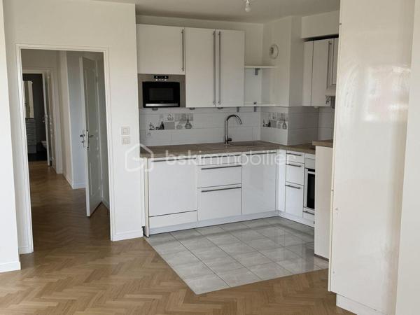 Découvrez ce très bel appartement de 81,5 m2 (Loi Carrez), expositions Est Sud et Ouest, refait à neuf, alliant prestations contemporaines (domotique), standing et luminosité exceptionnelle.
Il est situé dans une résidence sécurisée, quartier du Fort d'Issy les Moulineaux, dynamique et parfaitement adapté au bien être des familles.
Dès l'entrée vous serez séduits par ses volumes harmonieux et sa lumière naturelle omniprésente grâce à ses multiples ouvertures.
Cet appartement de quatre pièces est très bien distribué avec un salon de belle dimension, une cuisine équipée, très fonctionnelle, une partie nuit avec trois chambres et deux salles de bains (douche et baignoire).
Il ouvre sur un balcon terrasse de 16 m2 et jouit d'une vue panoramique sur Paris et ses monuments emblématiques.
Les espaces de vie, soigneusement rénovés avec des matériaux de qualité offrent élégance et confort.
Au sous sol, une place de parking privative complète ce bien. (Possibilité d'acquérir une deuxième place en option).
Idéalement situé à proximité de commerces, écoles, crèche et autres commodités, ce bien réunit tous les critères recherchés pour une résidence principale ou un investissement patrimonial de qualité.