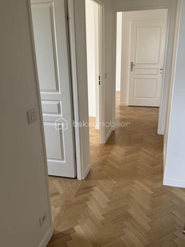 Découvrez ce très bel appartement de 81,5 m2 (Loi Carrez), expositions Est Sud et Ouest, refait à neuf, alliant prestations contemporaines (domotique), standing et luminosité exceptionnelle.
Il est situé dans une résidence sécurisée, quartier du Fort d'Issy les Moulineaux, dynamique et parfaitement adapté au bien être des familles.
Dès l'entrée vous serez séduits par ses volumes harmonieux et sa lumière naturelle omniprésente grâce à ses multiples ouvertures.
Cet appartement de quatre pièces est très bien distribué avec un salon de belle dimension, une cuisine équipée, très fonctionnelle, une partie nuit avec trois chambres et deux salles de bains (douche et baignoire).
Il ouvre sur un balcon terrasse de 16 m2 et jouit d'une vue panoramique sur Paris et ses monuments emblématiques.
Les espaces de vie, soigneusement rénovés avec des matériaux de qualité offrent élégance et confort.
Au sous sol, une place de parking privative complète ce bien. (Possibilité d'acquérir une deuxième place en option).
Idéalement situé à proximité de commerces, écoles, crèche et autres commodités, ce bien réunit tous les critères recherchés pour une résidence principale ou un investissement patrimonial de qualité.