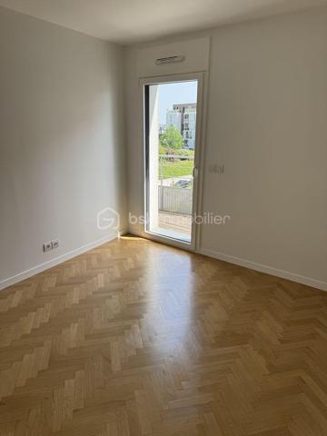 Découvrez ce très bel appartement de 81,5 m2 (Loi Carrez), expositions Est Sud et Ouest, refait à neuf, alliant prestations contemporaines (domotique), standing et luminosité exceptionnelle.
Il est situé dans une résidence sécurisée, quartier du Fort d'Issy les Moulineaux, dynamique et parfaitement adapté au bien être des familles.
Dès l'entrée vous serez séduits par ses volumes harmonieux et sa lumière naturelle omniprésente grâce à ses multiples ouvertures.
Cet appartement de quatre pièces est très bien distribué avec un salon de belle dimension, une cuisine équipée, très fonctionnelle, une partie nuit avec trois chambres et deux salles de bains (douche et baignoire).
Il ouvre sur un balcon terrasse de 16 m2 et jouit d'une vue panoramique sur Paris et ses monuments emblématiques.
Les espaces de vie, soigneusement rénovés avec des matériaux de qualité offrent élégance et confort.
Au sous sol, une place de parking privative complète ce bien. (Possibilité d'acquérir une deuxième place en option).
Idéalement situé à proximité de commerces, écoles, crèche et autres commodités, ce bien réunit tous les critères recherchés pour une résidence principale ou un investissement patrimonial de qualité.