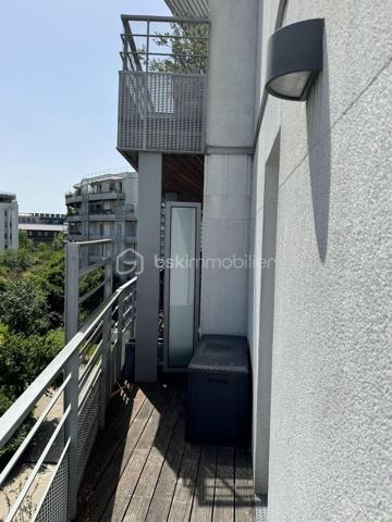 Découvrez ce très bel appartement de 81,5 m2 (Loi Carrez), expositions Est Sud et Ouest, refait à neuf, alliant prestations contemporaines (domotique), standing et luminosité exceptionnelle.
Il est situé dans une résidence sécurisée, quartier du Fort d'Issy les Moulineaux, dynamique et parfaitement adapté au bien être des familles.
Dès l'entrée vous serez séduits par ses volumes harmonieux et sa lumière naturelle omniprésente grâce à ses multiples ouvertures.
Cet appartement de quatre pièces est très bien distribué avec un salon de belle dimension, une cuisine équipée, très fonctionnelle, une partie nuit avec trois chambres et deux salles de bains (douche et baignoire).
Il ouvre sur un balcon terrasse de 16 m2 et jouit d'une vue panoramique sur Paris et ses monuments emblématiques.
Les espaces de vie, soigneusement rénovés avec des matériaux de qualité offrent élégance et confort.
Au sous sol, une place de parking privative complète ce bien. (Possibilité d'acquérir une deuxième place en option).
Idéalement situé à proximité de commerces, écoles, crèche et autres commodités, ce bien réunit tous les critères recherchés pour une résidence principale ou un investissement patrimonial de qualité.