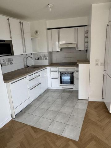 Découvrez ce très bel appartement de 81,5 m2 (Loi Carrez), expositions Est Sud et Ouest, refait à neuf, alliant prestations contemporaines (domotique), standing et luminosité exceptionnelle.
Il est situé dans une résidence sécurisée, quartier du Fort d'Issy les Moulineaux, dynamique et parfaitement adapté au bien être des familles.
Dès l'entrée vous serez séduits par ses volumes harmonieux et sa lumière naturelle omniprésente grâce à ses multiples ouvertures.
Cet appartement de quatre pièces est très bien distribué avec un salon de belle dimension, une cuisine équipée, très fonctionnelle, une partie nuit avec trois chambres et deux salles de bains (douche et baignoire).
Il ouvre sur un balcon terrasse de 16 m2 et jouit d'une vue panoramique sur Paris et ses monuments emblématiques.
Les espaces de vie, soigneusement rénovés avec des matériaux de qualité offrent élégance et confort.
Au sous sol, une place de parking privative complète ce bien. (Possibilité d'acquérir une deuxième place en option).
Idéalement situé à proximité de commerces, écoles, crèche et autres commodités, ce bien réunit tous les critères recherchés pour une résidence principale ou un investissement patrimonial de qualité.