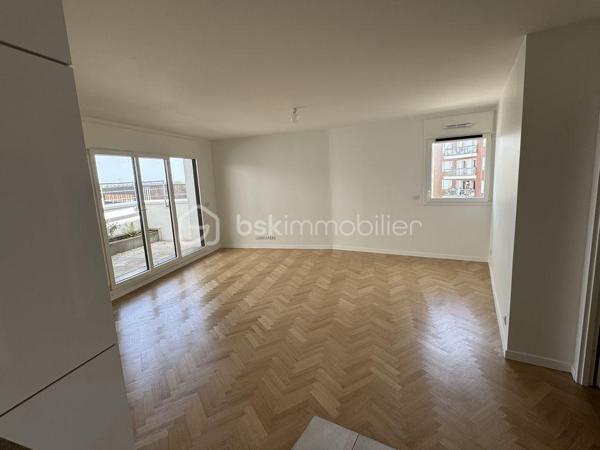 Découvrez ce très bel appartement de 81,5 m2 (Loi Carrez), expositions Est Sud et Ouest, refait à neuf, alliant prestations contemporaines (domotique), standing et luminosité exceptionnelle.
Il est situé dans une résidence sécurisée, quartier du Fort d'Issy les Moulineaux, dynamique et parfaitement adapté au bien être des familles.
Dès l'entrée vous serez séduits par ses volumes harmonieux et sa lumière naturelle omniprésente grâce à ses multiples ouvertures.
Cet appartement de quatre pièces est très bien distribué avec un salon de belle dimension, une cuisine équipée, très fonctionnelle, une partie nuit avec trois chambres et deux salles de bains (douche et baignoire).
Il ouvre sur un balcon terrasse de 16 m2 et jouit d'une vue panoramique sur Paris et ses monuments emblématiques.
Les espaces de vie, soigneusement rénovés avec des matériaux de qualité offrent élégance et confort.
Au sous sol, une place de parking privative complète ce bien. (Possibilité d'acquérir une deuxième place en option).
Idéalement situé à proximité de commerces, écoles, crèche et autres commodités, ce bien réunit tous les critères recherchés pour une résidence principale ou un investissement patrimonial de qualité.
