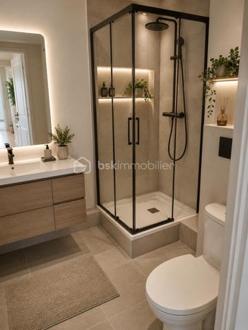 Découvrez ce très bel appartement de 81,5 m2 (Loi Carrez), expositions Est Sud et Ouest, refait à neuf, alliant prestations contemporaines (domotique), standing et luminosité exceptionnelle.
Il est situé dans une résidence sécurisée, quartier du Fort d'Issy les Moulineaux, dynamique et parfaitement adapté au bien être des familles.
Dès l'entrée vous serez séduits par ses volumes harmonieux et sa lumière naturelle omniprésente grâce à ses multiples ouvertures.
Cet appartement de quatre pièces est très bien distribué avec un salon de belle dimension, une cuisine équipée, très fonctionnelle, une partie nuit avec trois chambres et deux salles de bains (douche et baignoire).
Il ouvre sur un balcon terrasse de 16 m2 et jouit d'une vue panoramique sur Paris et ses monuments emblématiques.
Les espaces de vie, soigneusement rénovés avec des matériaux de qualité offrent élégance et confort.
Au sous sol, une place de parking privative complète ce bien. (Possibilité d'acquérir une deuxième place en option).
Idéalement situé à proximité de commerces, écoles, crèche et autres commodités, ce bien réunit tous les critères recherchés pour une résidence principale ou un investissement patrimonial de qualité.