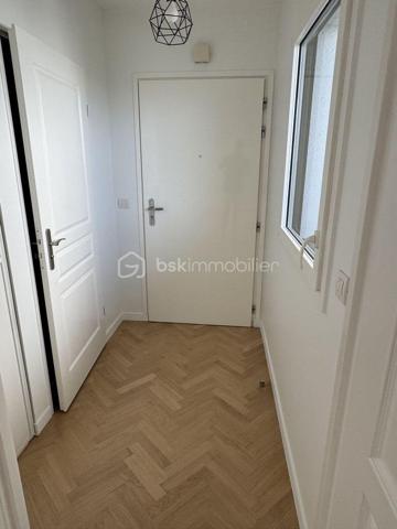 Découvrez ce très bel appartement de 81,5 m2 (Loi Carrez), expositions Est Sud et Ouest, refait à neuf, alliant prestations contemporaines (domotique), standing et luminosité exceptionnelle.
Il est situé dans une résidence sécurisée, quartier du Fort d'Issy les Moulineaux, dynamique et parfaitement adapté au bien être des familles.
Dès l'entrée vous serez séduits par ses volumes harmonieux et sa lumière naturelle omniprésente grâce à ses multiples ouvertures.
Cet appartement de quatre pièces est très bien distribué avec un salon de belle dimension, une cuisine équipée, très fonctionnelle, une partie nuit avec trois chambres et deux salles de bains (douche et baignoire).
Il ouvre sur un balcon terrasse de 16 m2 et jouit d'une vue panoramique sur Paris et ses monuments emblématiques.
Les espaces de vie, soigneusement rénovés avec des matériaux de qualité offrent élégance et confort.
Au sous sol, une place de parking privative complète ce bien. (Possibilité d'acquérir une deuxième place en option).
Idéalement situé à proximité de commerces, écoles, crèche et autres commodités, ce bien réunit tous les critères recherchés pour une résidence principale ou un investissement patrimonial de qualité.