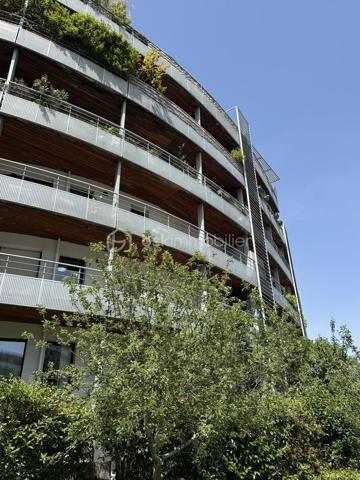 Découvrez ce très bel appartement de 81,5 m2 (Loi Carrez), expositions Est Sud et Ouest, refait à neuf, alliant prestations contemporaines (domotique), standing et luminosité exceptionnelle.
Il est situé dans une résidence sécurisée, quartier du Fort d'Issy les Moulineaux, dynamique et parfaitement adapté au bien être des familles.
Dès l'entrée vous serez séduits par ses volumes harmonieux et sa lumière naturelle omniprésente grâce à ses multiples ouvertures.
Cet appartement de quatre pièces est très bien distribué avec un salon de belle dimension, une cuisine équipée, très fonctionnelle, une partie nuit avec trois chambres et deux salles de bains (douche et baignoire).
Il ouvre sur un balcon terrasse de 16 m2 et jouit d'une vue panoramique sur Paris et ses monuments emblématiques.
Les espaces de vie, soigneusement rénovés avec des matériaux de qualité offrent élégance et confort.
Au sous sol, une place de parking privative complète ce bien. (Possibilité d'acquérir une deuxième place en option).
Idéalement situé à proximité de commerces, écoles, crèche et autres commodités, ce bien réunit tous les critères recherchés pour une résidence principale ou un investissement patrimonial de qualité.