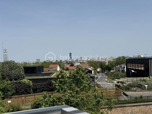 Découvrez ce très bel appartement de 81,5 m2 (Loi Carrez), expositions Est Sud et Ouest, refait à neuf, alliant prestations contemporaines (domotique), standing et luminosité exceptionnelle.
Il est situé dans une résidence sécurisée, quartier du Fort d'Issy les Moulineaux, dynamique et parfaitement adapté au bien être des familles.
Dès l'entrée vous serez séduits par ses volumes harmonieux et sa lumière naturelle omniprésente grâce à ses multiples ouvertures.
Cet appartement de quatre pièces est très bien distribué avec un salon de belle dimension, une cuisine équipée, très fonctionnelle, une partie nuit avec trois chambres et deux salles de bains (douche et baignoire).
Il ouvre sur un balcon terrasse de 16 m2 et jouit d'une vue panoramique sur Paris et ses monuments emblématiques.
Les espaces de vie, soigneusement rénovés avec des matériaux de qualité offrent élégance et confort.
Au sous sol, une place de parking privative complète ce bien. (Possibilité d'acquérir une deuxième place en option).
Idéalement situé à proximité de commerces, écoles, crèche et autres commodités, ce bien réunit tous les critères recherchés pour une résidence principale ou un investissement patrimonial de qualité.