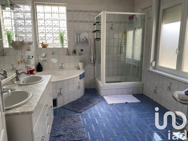 Maison 7 pièces de 220 m² à Roubaix (59100)