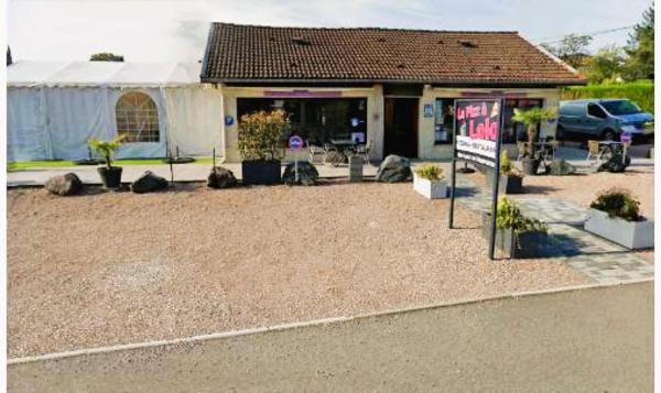 Murs commerciaux d'un restaurant, bar et sa belle terrasse ensoleillée proche du centre