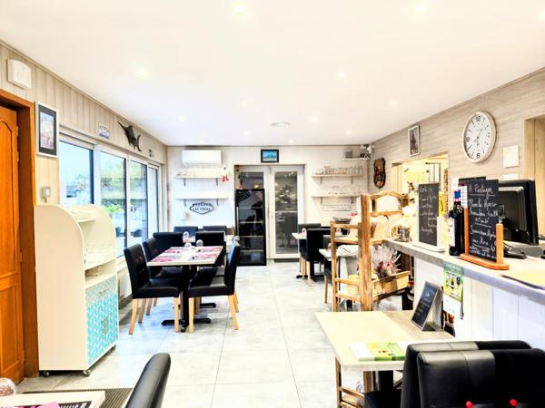 Murs commerciaux d'un restaurant, bar et sa belle terrasse ensoleillée proche du centre